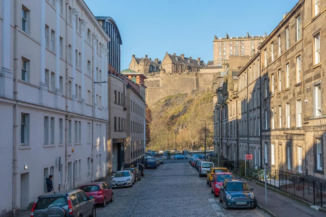 Lovely Apartment Beneath Edinburgh Castle