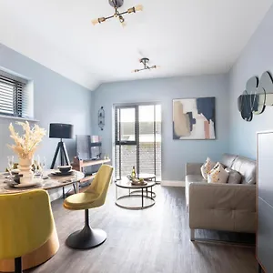 apt-luxurious-two-bedroom-in-the-docks.tophotelsbath.com/