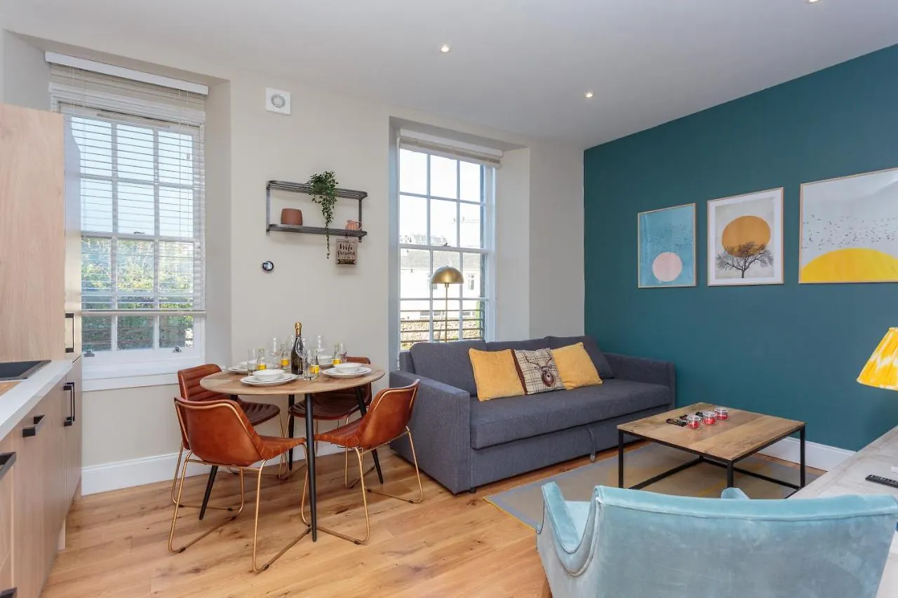 Lovely Apartment Beneath Edinburgh Castle 0*,  United Kingdom