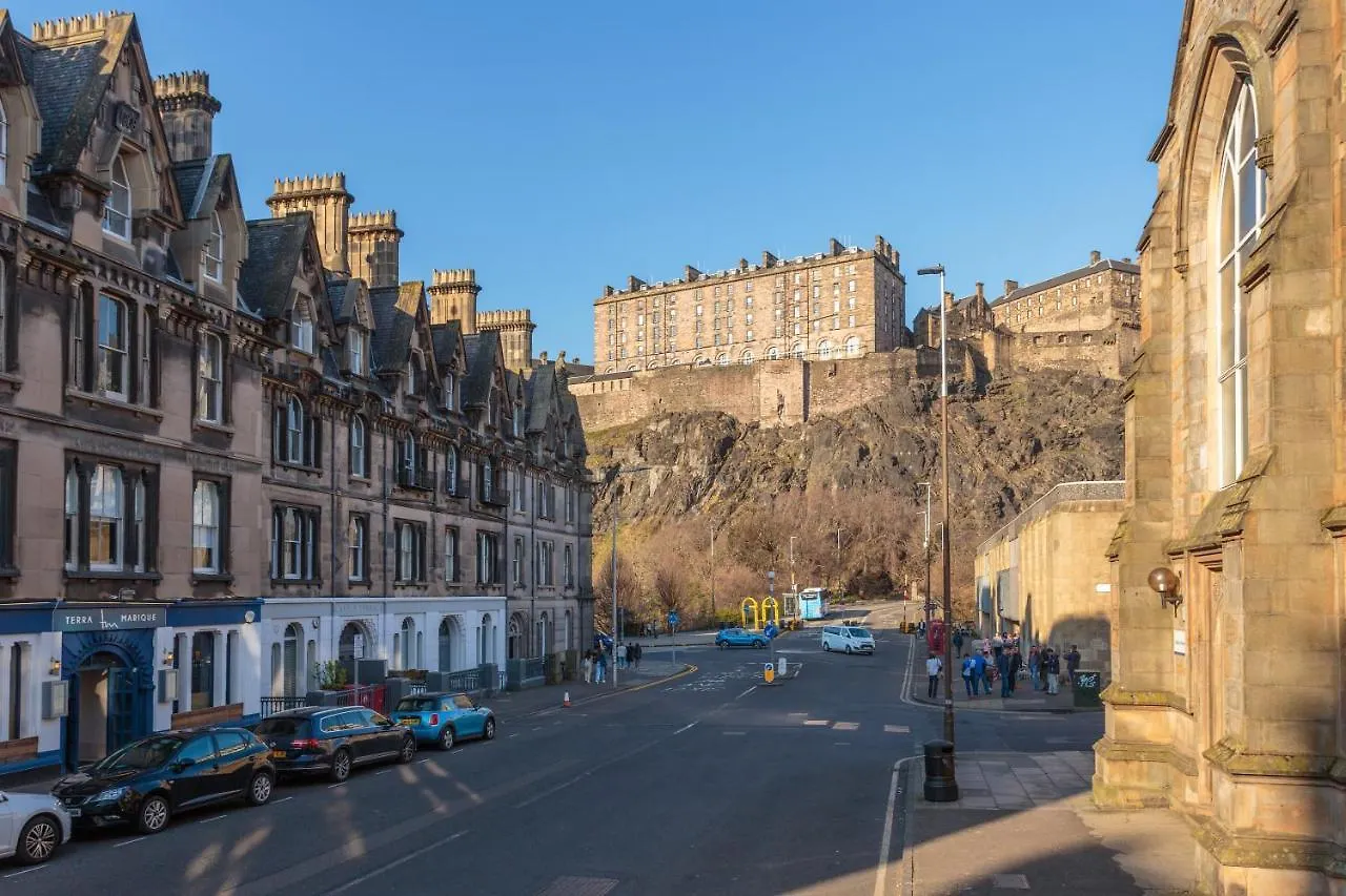 Lovely Apartment Beneath Edinburgh Castle 0*,  United Kingdom